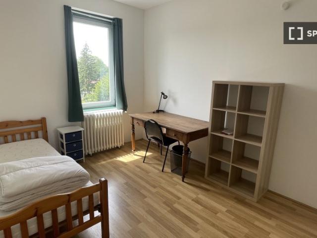 Chambres à louer dans une maison de 8 chambres à Mons En Barœul