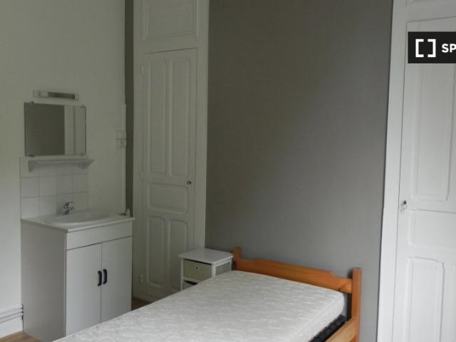 Chambres à louer dans une maison de 8 chambres à Mons En Barœul