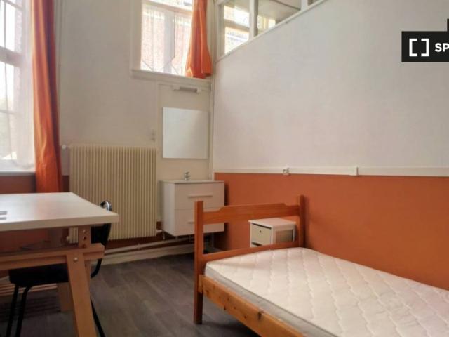 Chambres à louer dans une maison de 8 chambres à Mons En Barœul