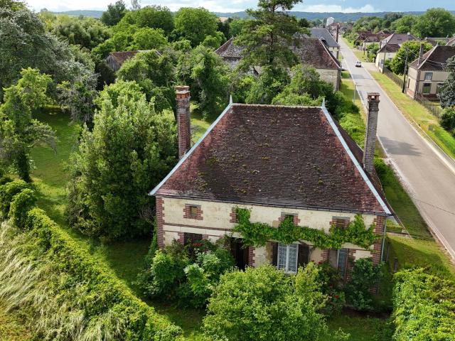CHAMOY Maison d'habitation 80m2 et dépendances sur un terrain de 4000m2