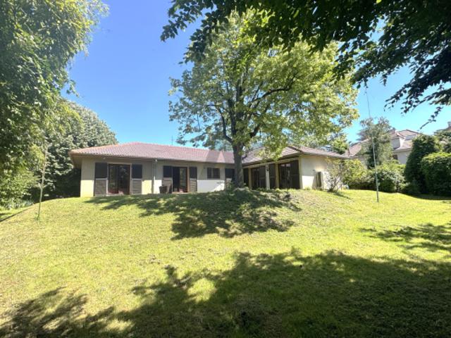 Champagne au Mont d'or Centre. maison 155 M2 avec jardin