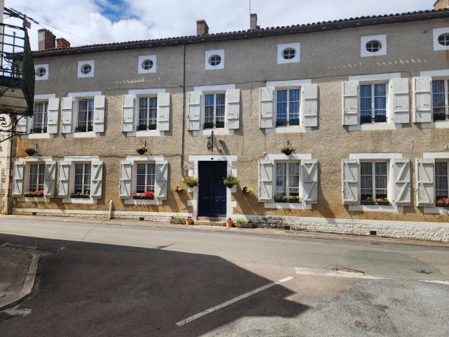 Champagne Mouton Chambre d'hôtes avec jardin privé, piscine et parking
