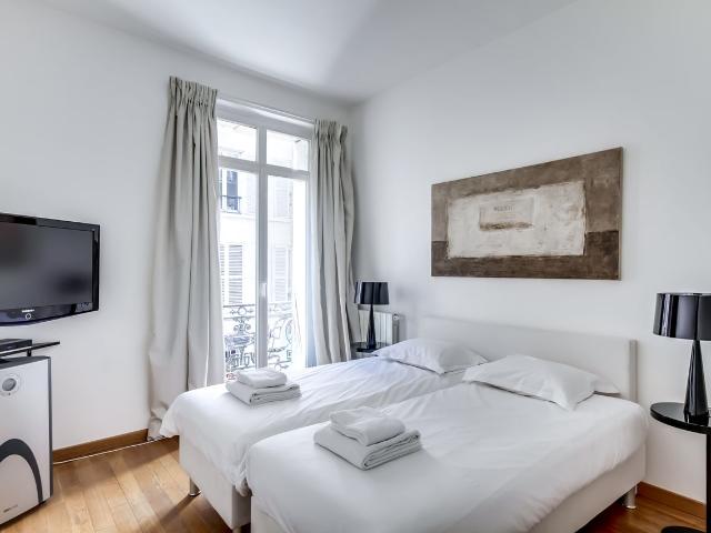 Champs Elysees Boetie 3b2b, Paris Amsterdam Apartments for Rent