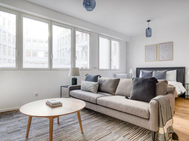 Champs Élysées Studio: Live the Parisian Dream!