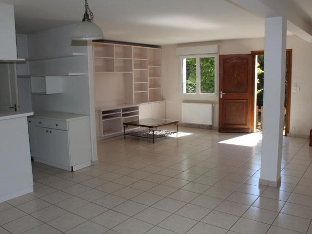 champs sur yonne, pavillon de 5 pièces