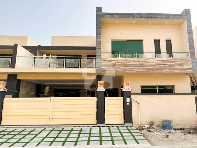 Chance Deal 300 Sq Yards Park Facing Brigadier House