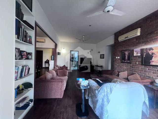 Chance deal apartment available for sale in dha 8