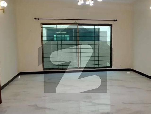 Chance Deal Next To Corner Luxurious Beautiful House 300 Square Yards For Sale