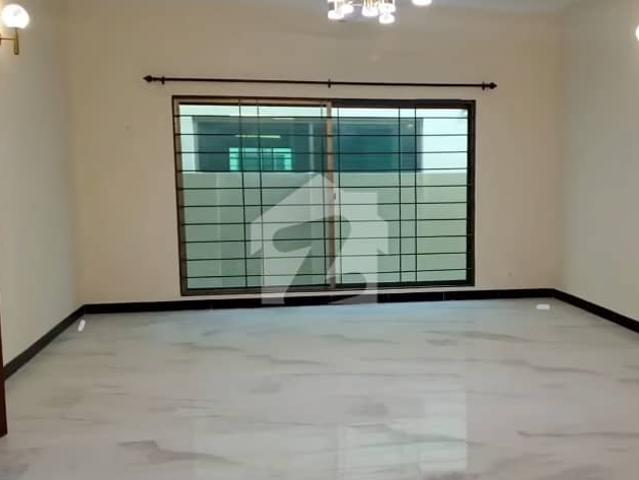 Chance Deal Next To Corner Luxurious Beautiful House 300 Square Yards For Sale