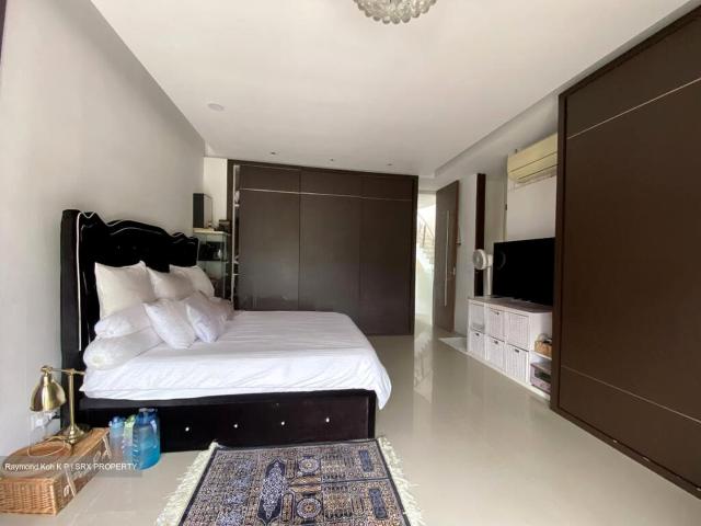 Changi Grove D17, Semi