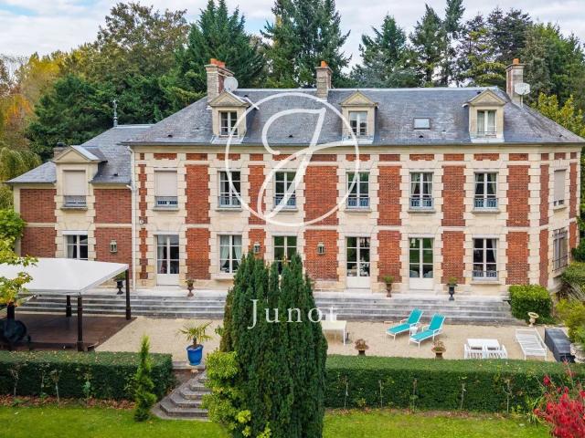 Chantilly Oise Charmant château et parc de 2ha à vendre. 481m² Chantilly