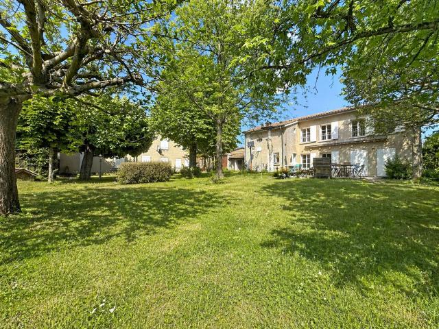 Chaponost Propriété avec deux habitations sur 5 000 m2 de terrain