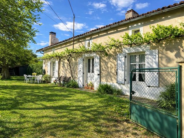 Character country house with 3 bedrooms, convertible attic and countryside views Renovation potential in Lim