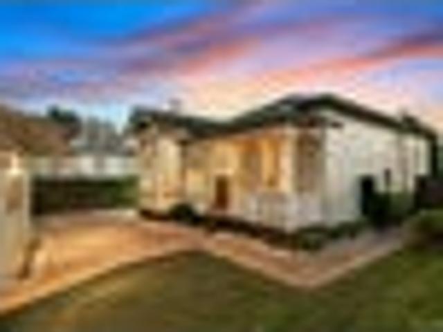 CHARACTER, CHARM & CONTEMPORARY LIVING