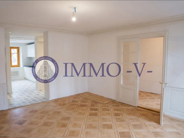 Character and elegance in the city center renovated apartment with character