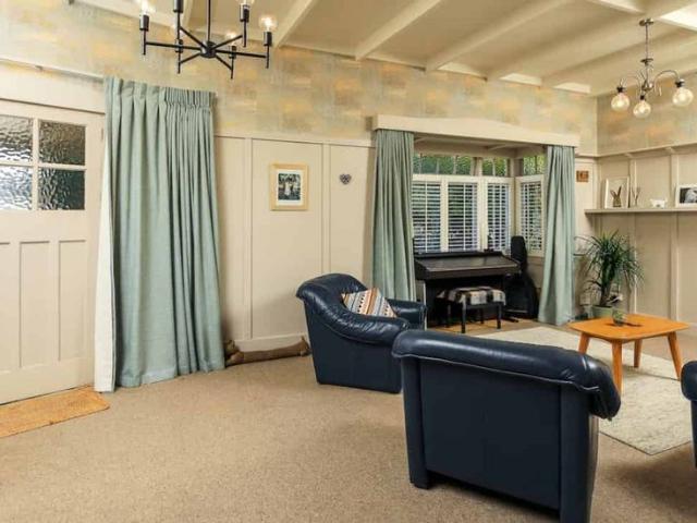Character Bungalow, Minutes from the City!