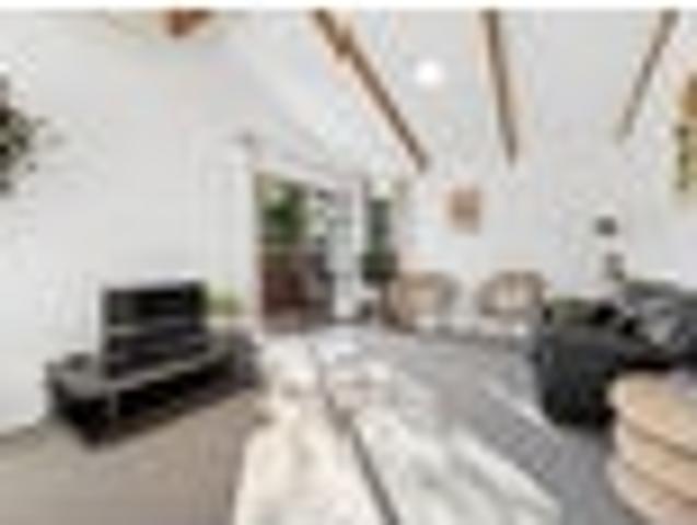 Character, Sunshine & Space Welcome to Titirangi