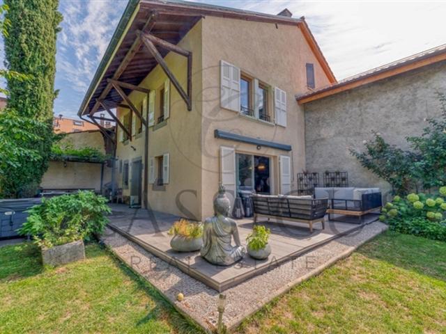 Charakterhaus aus dem 18. Jahrhundert 330 m², Garten mit Bäumen und Jacuzzi Terrasse in Aire la Ville