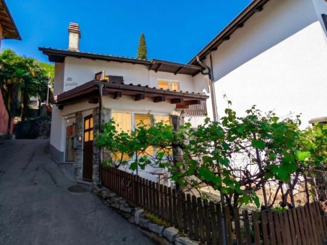 Charakteristisch renoviertes rustikales Haus mit Kamin und Terrasse im historischen Zentrum von Mondonico