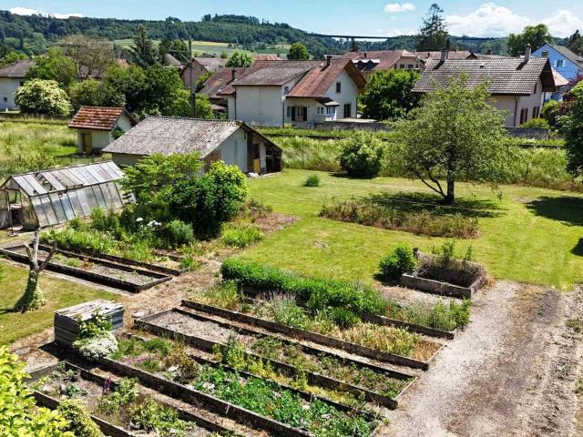Charakteristisches Haus mit grossem Garten, nur wenige Schritte vom Neuenburgersee entfernt