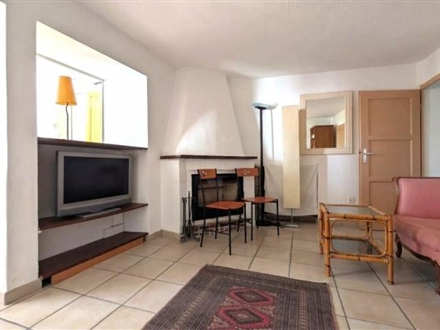 Charakteristisches renoviertes Rustiko mit Kamin und Terrasse im historischen Kern von Mondonico