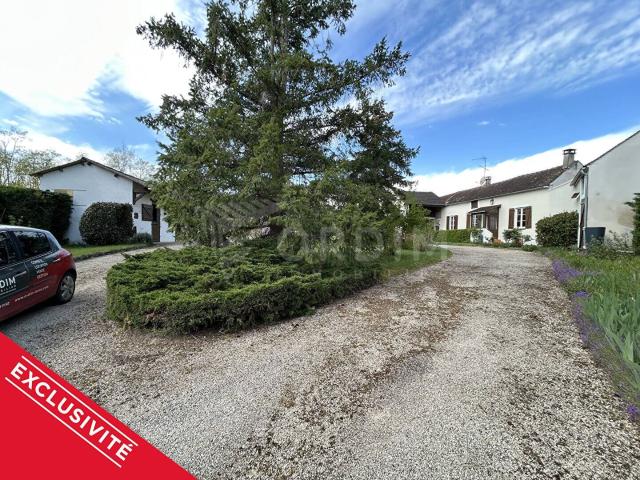 Charbuy, bel ensemble immobilier sur plus d'un hectare de terra