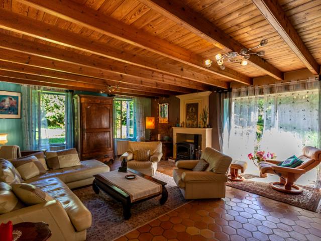 CHARENTAISE 267 M2, 5 CHAMBRES, PISCINE INTÉRIEURE, DÉPENDAN
