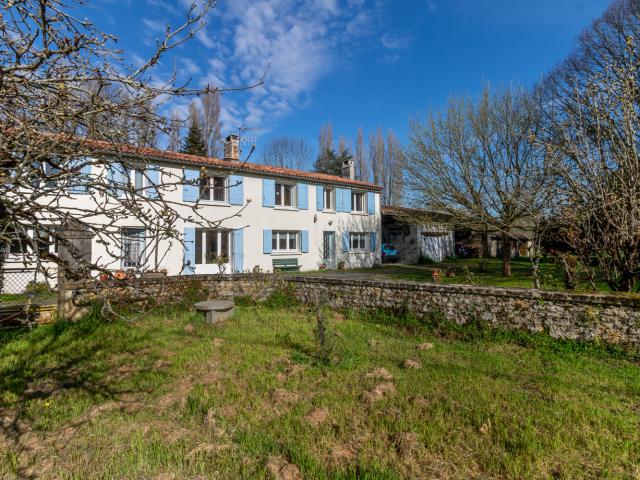 CHARENTAISE: 2 LOGEMENTS, DÉPENDANCES, TERRAIN 3 HA