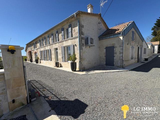 Charentaise d’exception de 384 m2 Rénovation haut de gamme a. 384m² Epargnes