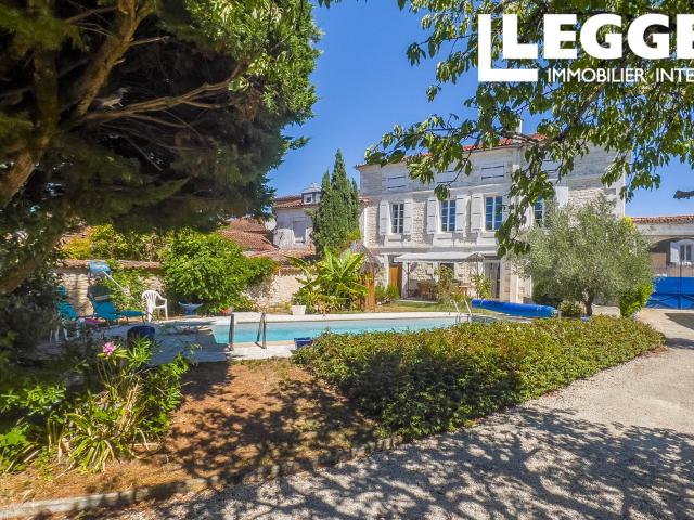 Charentaise dans bourg de village 15 mn Angoulême, terrain clos, piscine, dépendance, 2 entrées indépendantes