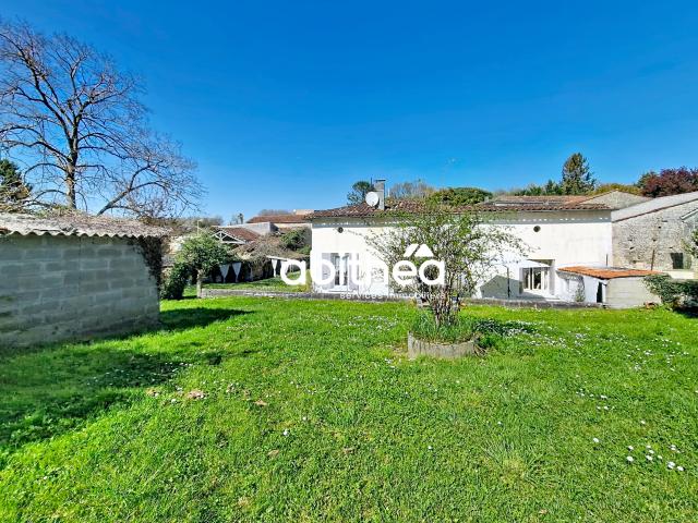 CHARENTAISE DE 2 CHAMBRES | 160M2 DE POTENTIEL | 1500M2 DE TERRAIN SECTEUR PONS 17