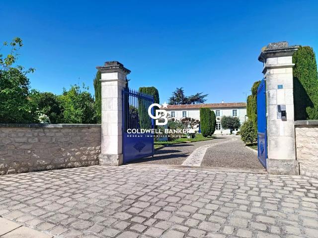 Charentaise de charme avec piscine couverte et excellente pe. 237m² Montils
