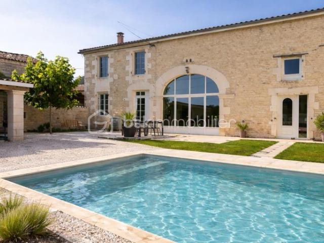 Charentaise de charme avec piscine et prestations haut de gamme – 217 m²