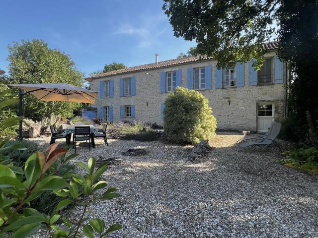 Charentaise de charme rénovée, 5 chambres, gîte, jardin pro