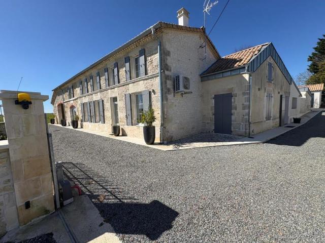 Charentaise d'exception de 384 m2 Rénovation haut de gamme