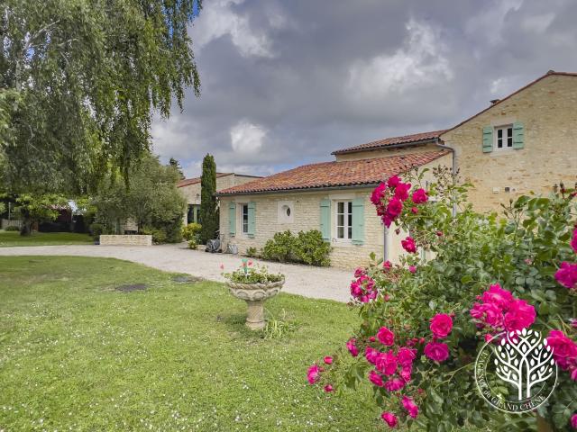 Charentaise restaurée avec piscine et dépendance