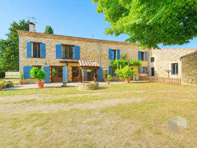 CHAROLS, propriété de 365 m2 sur un terrain 2 hectares