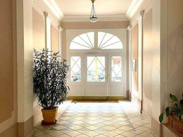 Charlottenburger Altbau, Top Zustand, voll möbliert, zentral und dennoch ruhig gelegen