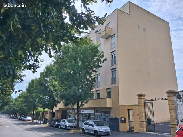 CHARLEVILLE  Appartement avec balcon+ box