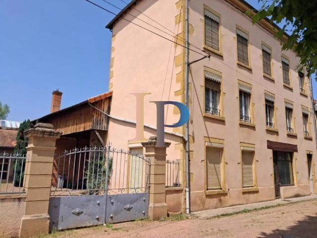 CHARLIEU MAISON SUR COUR