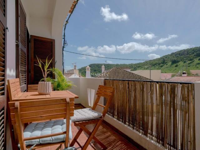 Charmosa Casa Geminada De 3 Quartos E 2 c.BANHO No Centro Da. 125m² Lagos