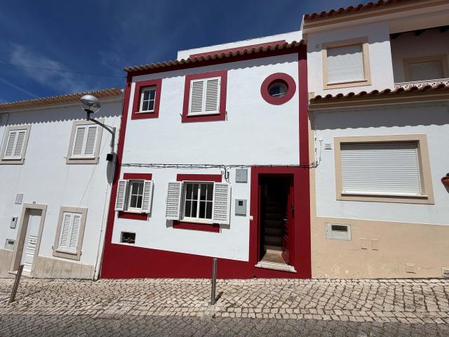 Charmosa Moradia Renovada no Centro Histórico de Lagos com Terraço e Vista Mar