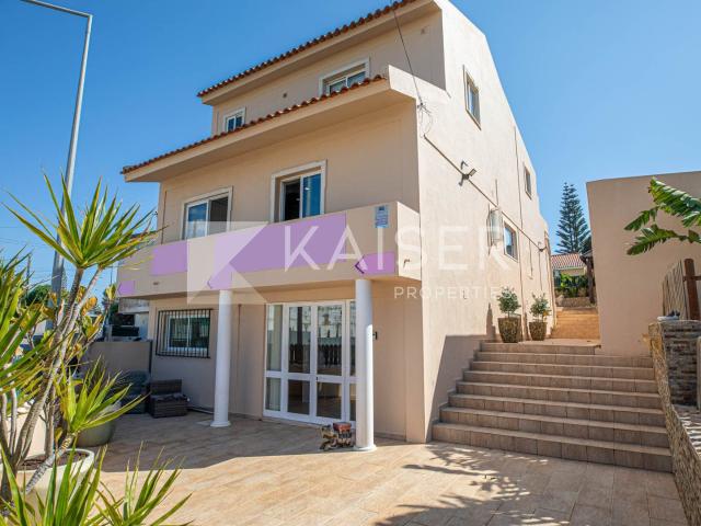 Charmosa moradia geminada com cave e anexo, perto de todas a 211m² Albufeira e Olhos de Água