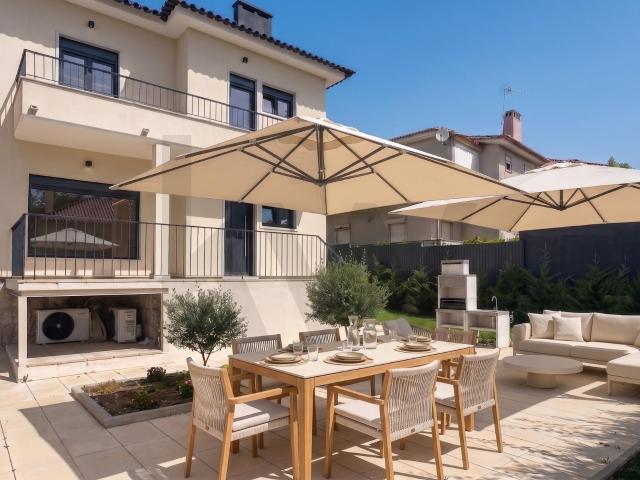 Charmosa Moradia T5 com Jardim Totalmente Remodelada Sassoeiros, Carcavelos Cascais