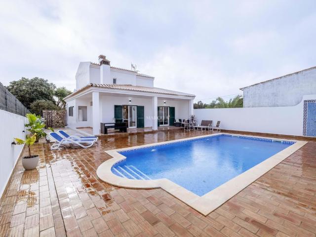 Charmosa Moradia T3 Com Garagem E Piscina, Montinhos Da Luz 153m² Lagos