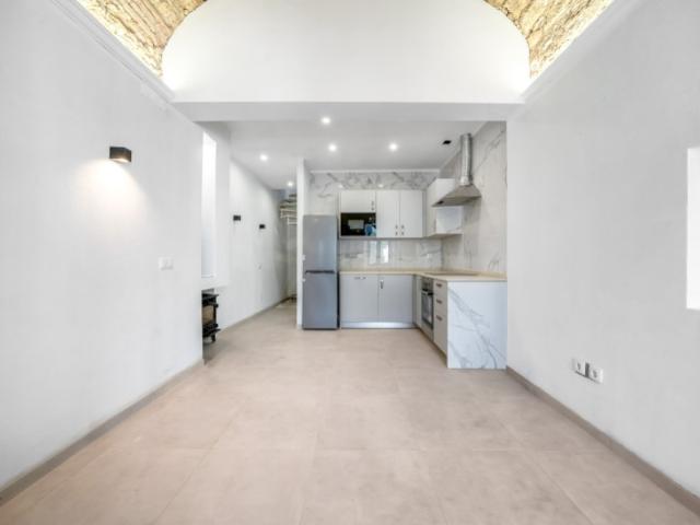 Charmosa Moradia Típica Algarvia T2+1 Totalmente Remodelada no Coração de Olhão