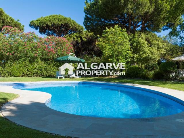 Charmosa moradia V6 numa rua sem saída frente ao golfe e per. 481m² Vilamoura