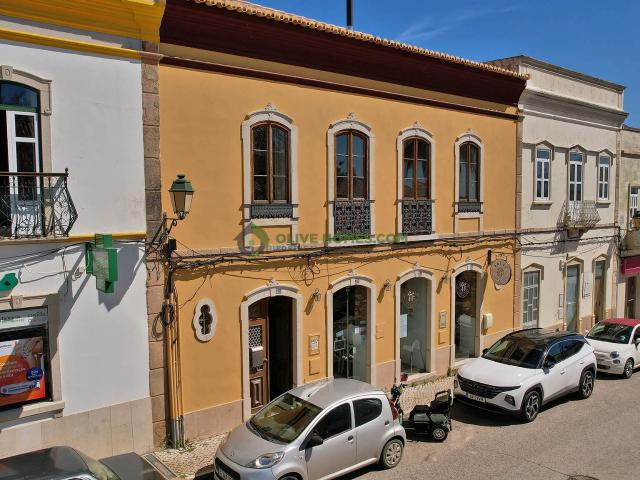 Charmosa Propriedade na Praça da Cidade com Unidade Comercial Geradora de Rendimento em Boliqueime