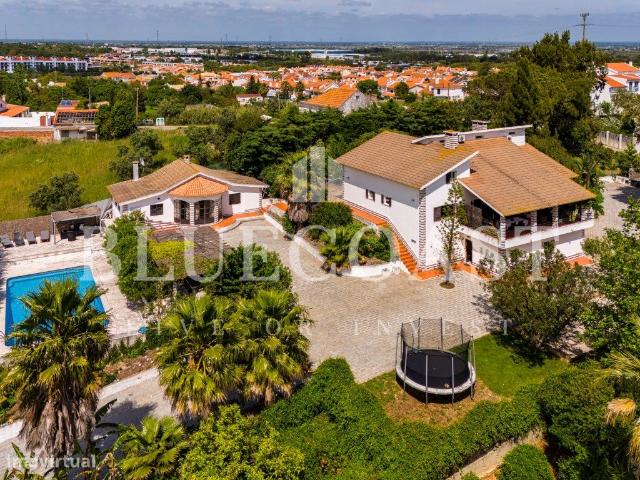 Charmosa Quinta T5 com Jardim e Piscina s portas de Setbal