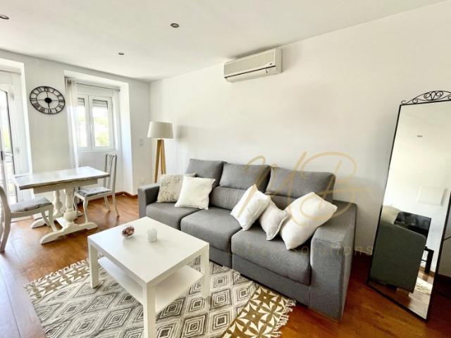 Charmoso T1 Renovado com Varanda e Excelente Luz Natural em Alcântara